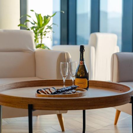 Miramar Luxury Residences บาทูมิ ภายนอก รูปภาพ A wooden tray