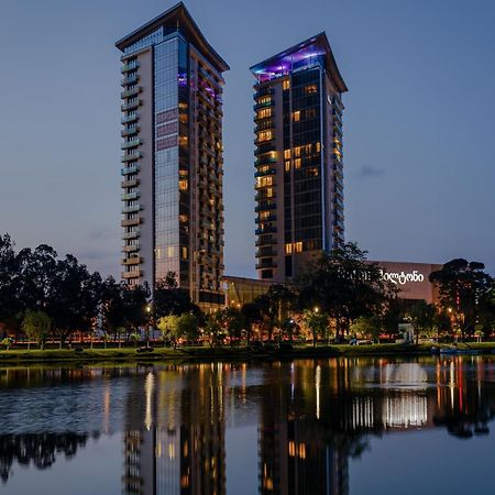 Miramar Luxury Residences บาทูมิ ภายนอก รูปภาพ The towers at night