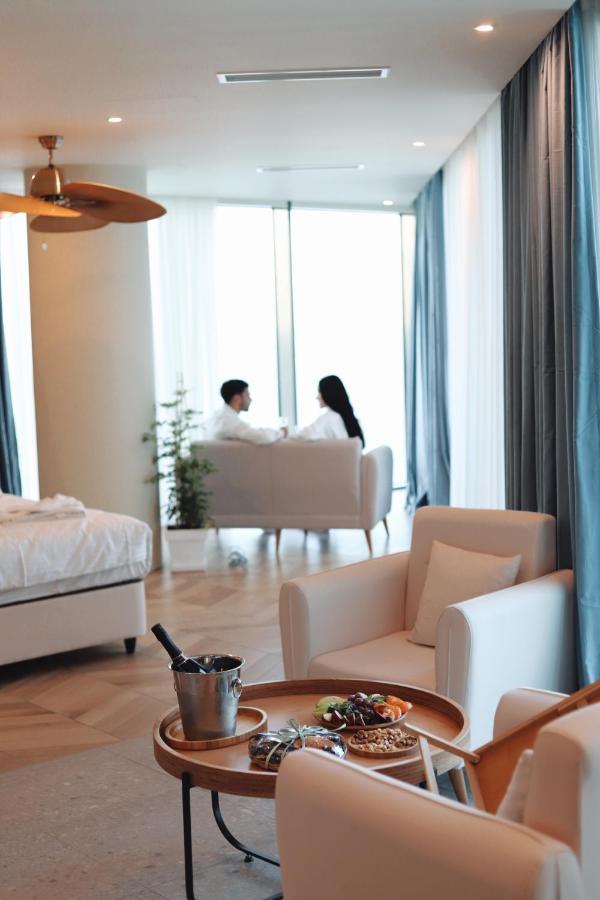 Miramar Luxury Residences บาทูมิ ภายนอก รูปภาพ A room at the hotel