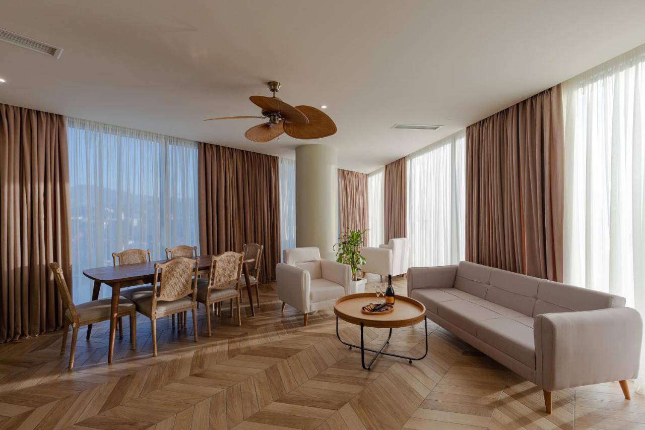 Miramar Luxury Residences บาทูมิ ภายนอก รูปภาพ A living room