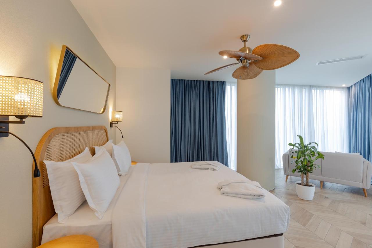 Miramar Luxury Residences บาทูมิ ภายนอก รูปภาพ A bedroom at the hotel
