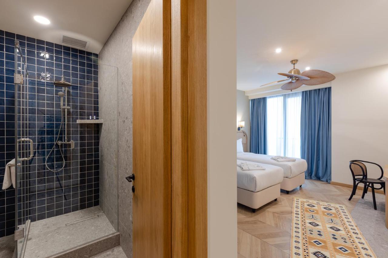 Miramar Luxury Residences บาทูมิ ภายนอก รูปภาพ A room at the hotel