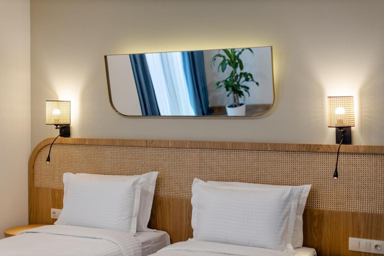 Miramar Luxury Residences บาทูมิ ภายนอก รูปภาพ A wall mounted mirror