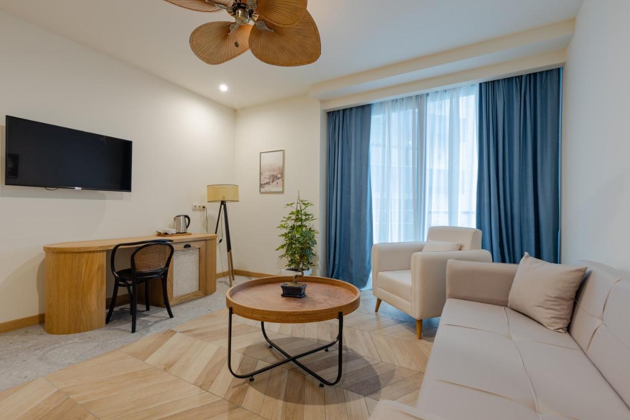 Miramar Luxury Residences บาทูมิ ภายนอก รูปภาพ A living room in a hotel