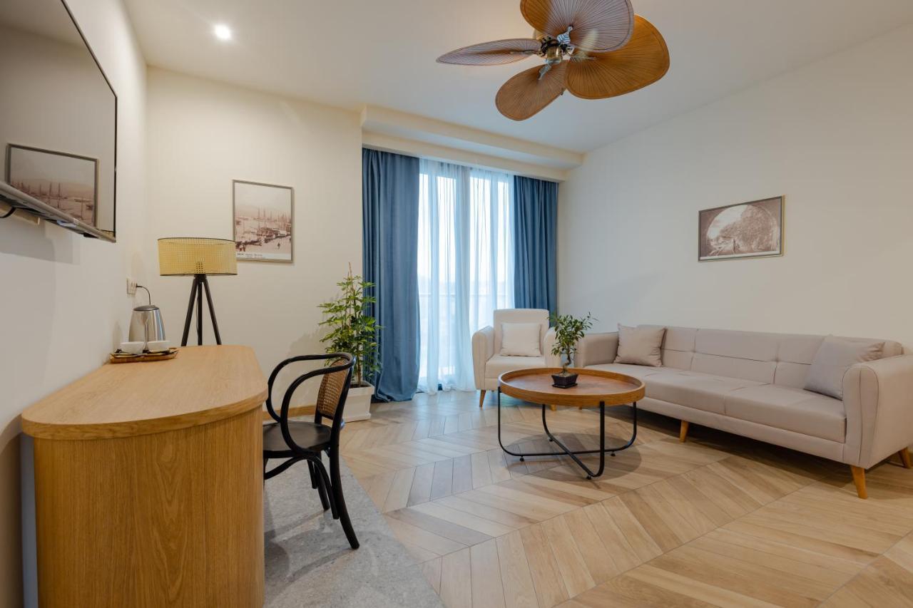 Miramar Luxury Residences บาทูมิ ภายนอก รูปภาพ A living room in a hotel