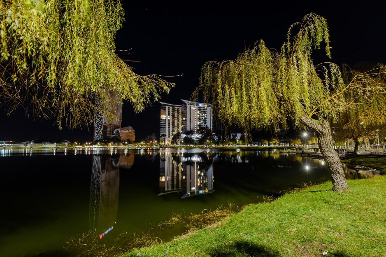Miramar Luxury Residences บาทูมิ ภายนอก รูปภาพ The lake at night