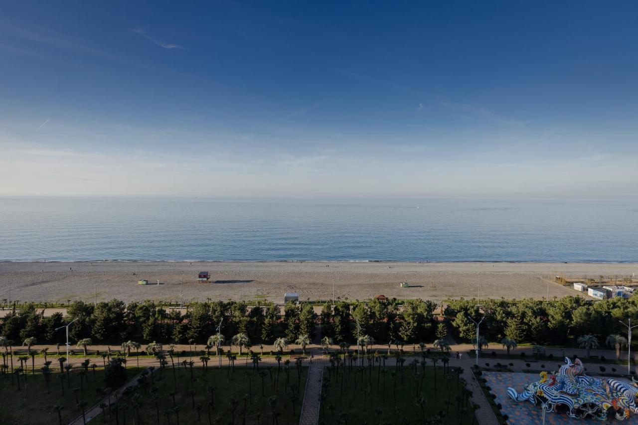 Miramar Luxury Residences บาทูมิ ภายนอก รูปภาพ Aerial view of the beach