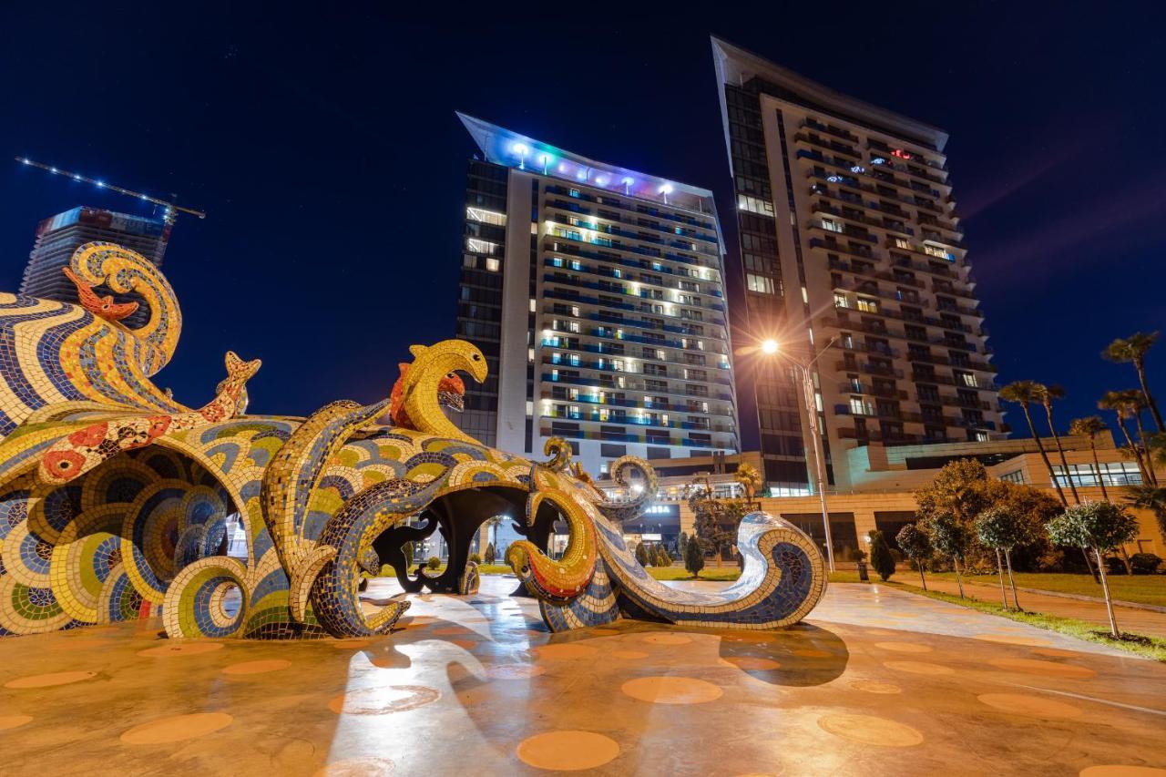 Miramar Luxury Residences บาทูมิ ภายนอก รูปภาพ The Octopus sculpture at night