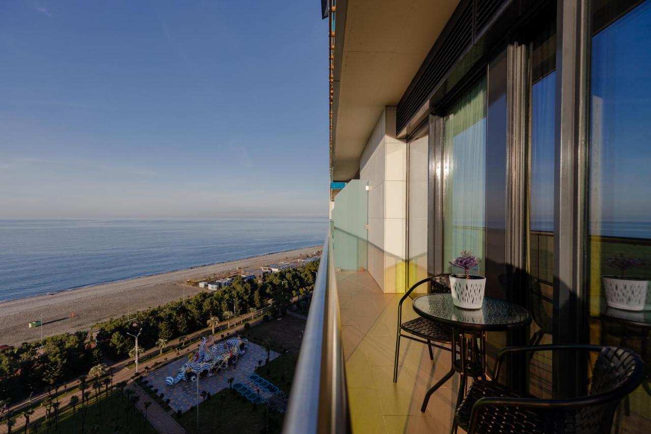 Miramar Luxury Residences บาทูมิ ภายนอก รูปภาพ View of the beach from a balcony