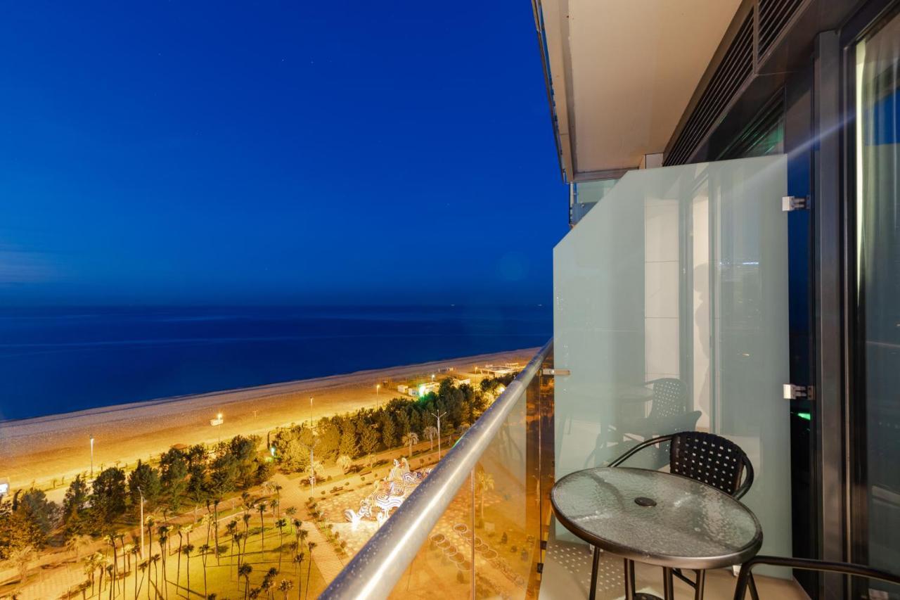 Miramar Luxury Residences บาทูมิ ภายนอก รูปภาพ Balcony of a hotel room