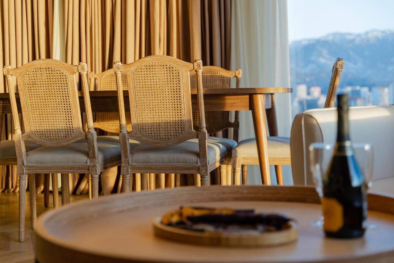 Miramar Luxury Residences บาทูมิ ภายนอก รูปภาพ The interior of the restaurant