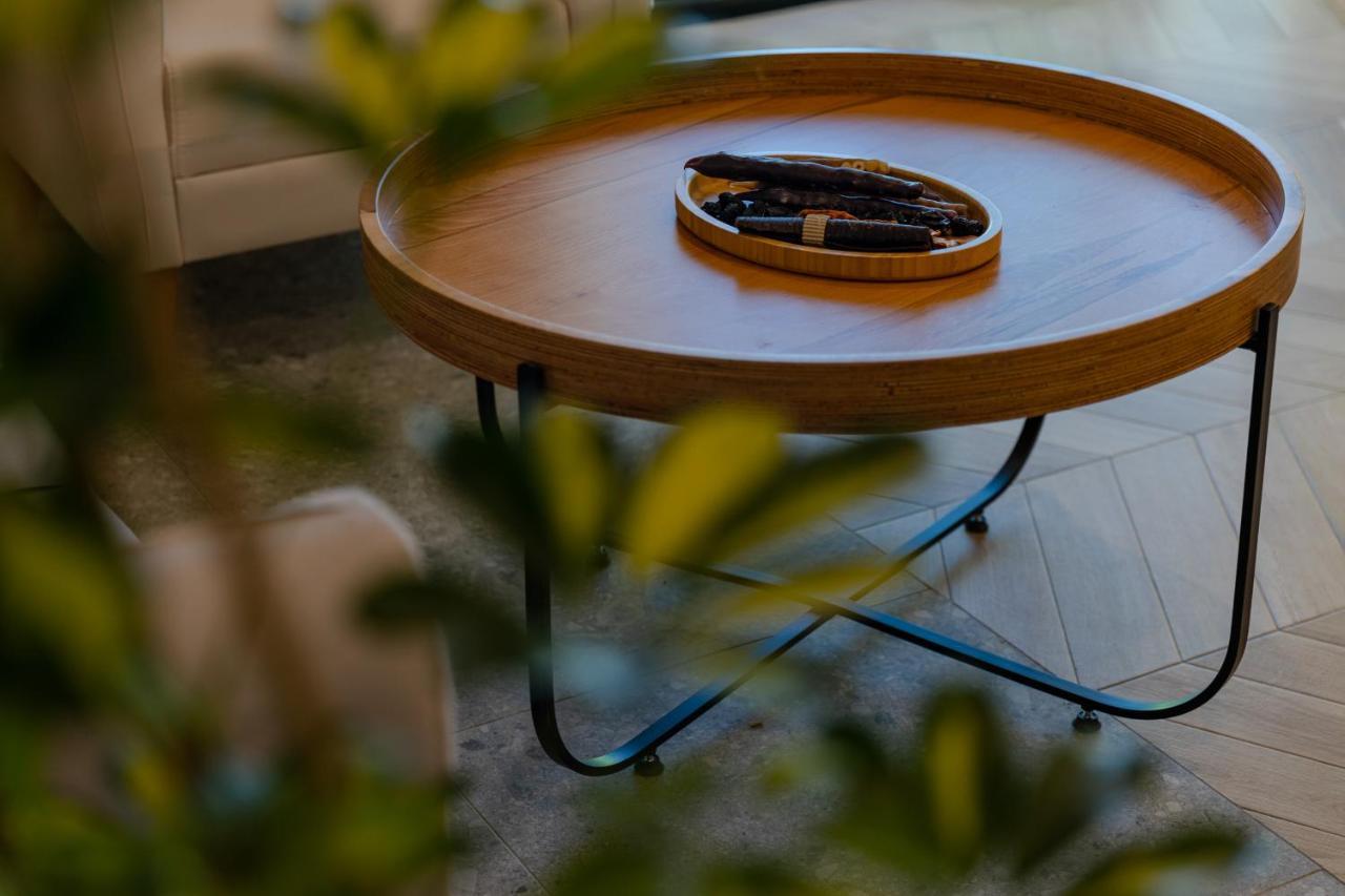 Miramar Luxury Residences บาทูมิ ภายนอก รูปภาพ A side table