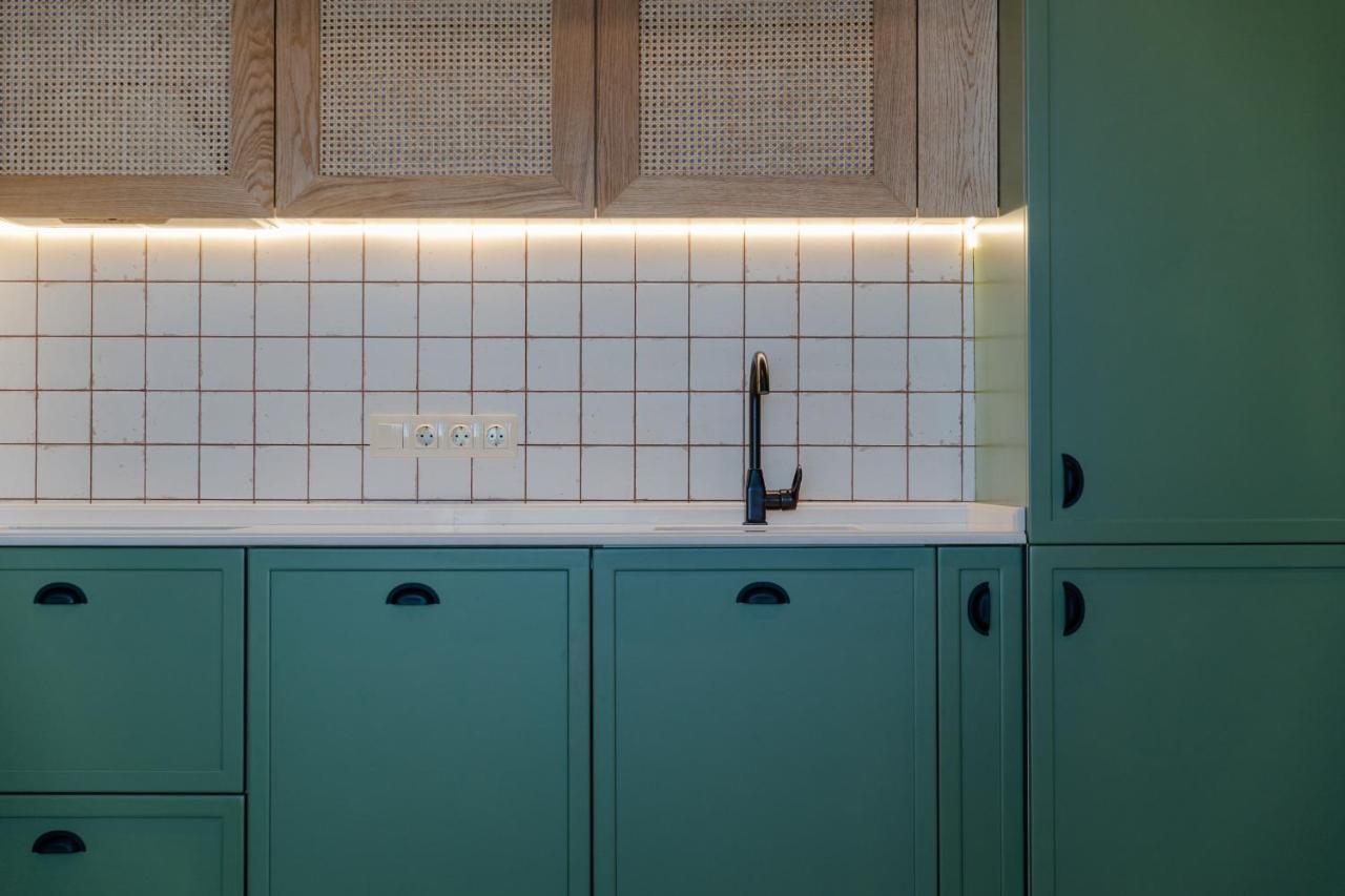 Miramar Luxury Residences บาทูมิ ภายนอก รูปภาพ A kitchen with a built-in sink
