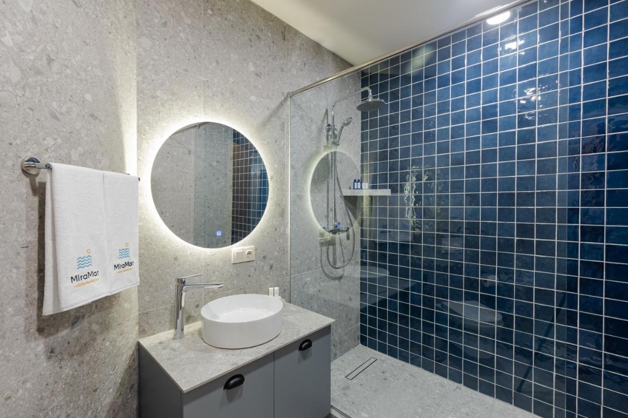 Miramar Luxury Residences บาทูมิ ภายนอก รูปภาพ Bathroom with shower enclosure