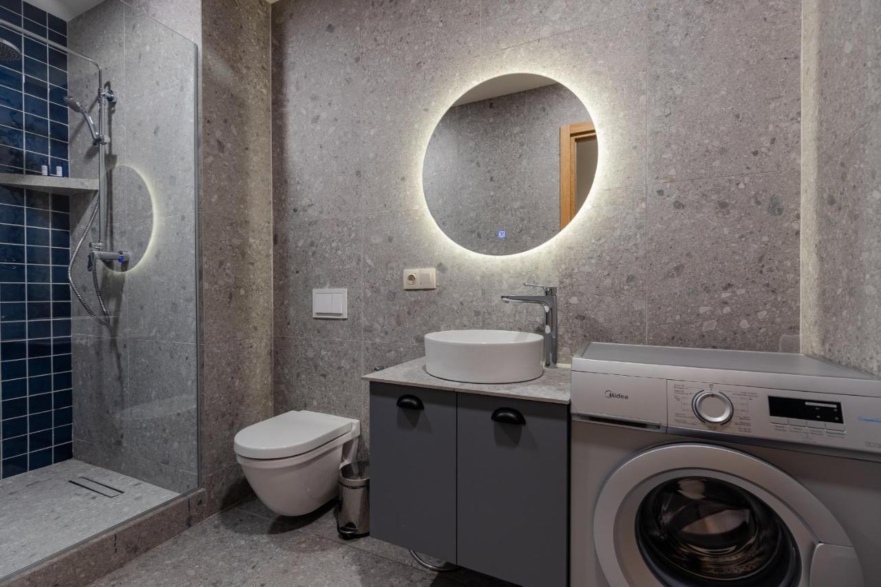 Miramar Luxury Residences บาทูมิ ภายนอก รูปภาพ Bathroom with concrete wall