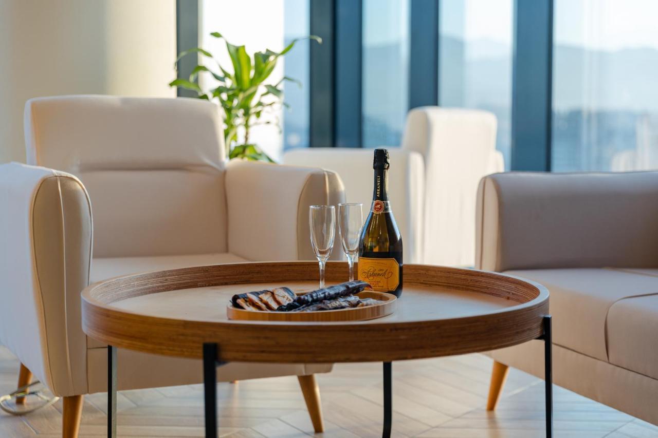 Miramar Luxury Residences บาทูมิ ภายนอก รูปภาพ A wooden tray