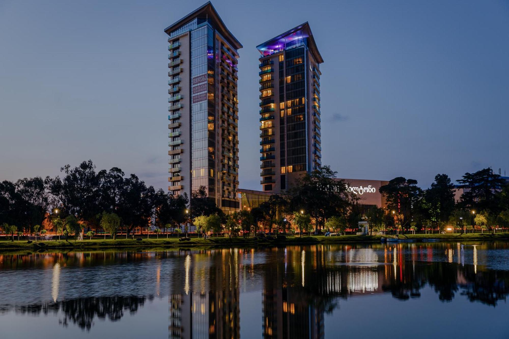 Miramar Luxury Residences บาทูมิ ภายนอก รูปภาพ The towers at night